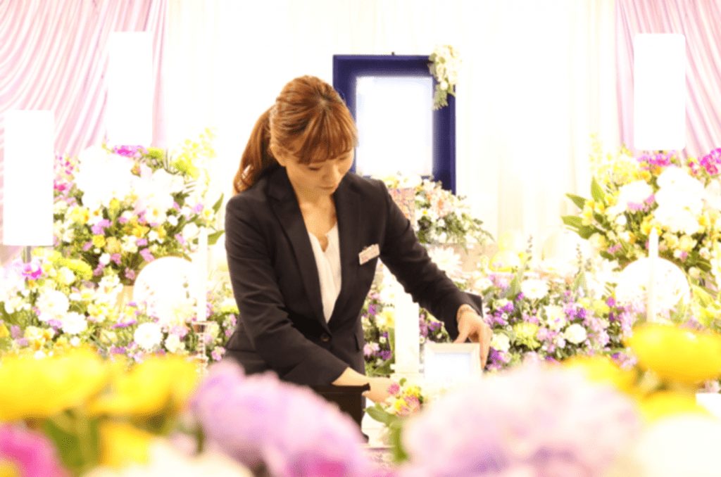 葬儀社の女性が葬儀の準備をしている画像
